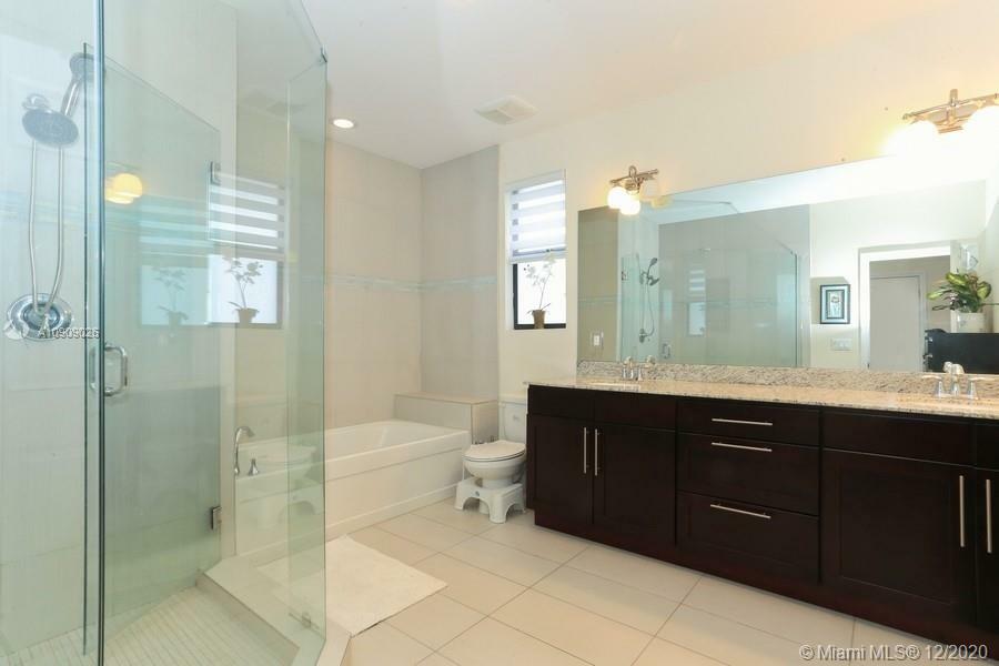 Property Photo:  1102 NE 18th Ave  FL 33304 