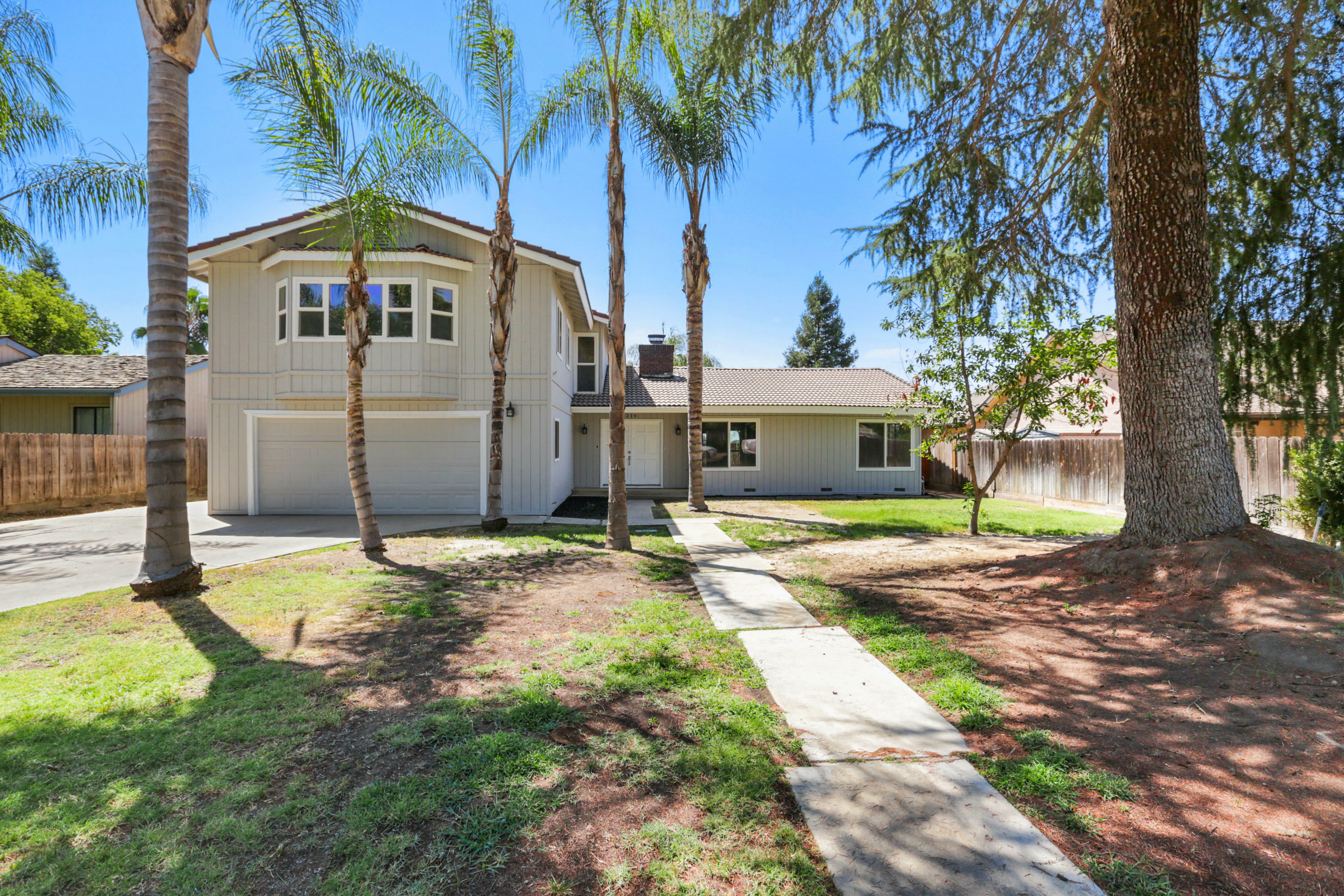 Property Photo:  219 S Cottonwood Court  CA 93291 