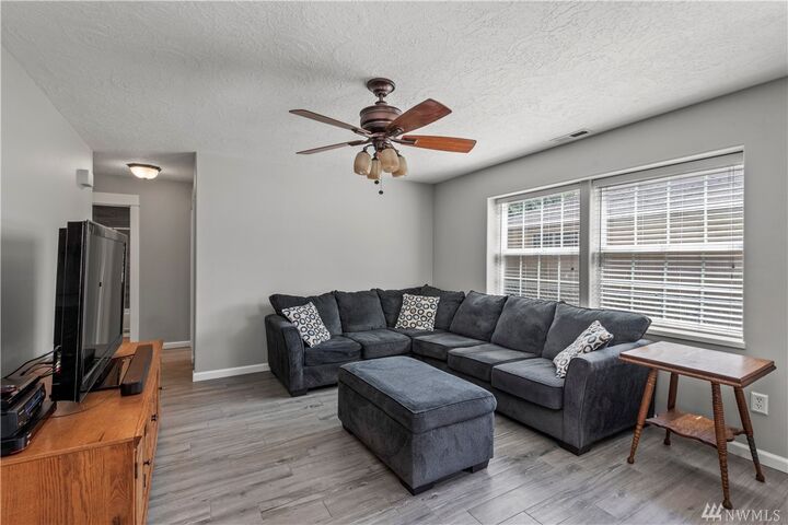 Property Photo:  744 NE Woodard Ave  WA 98611 