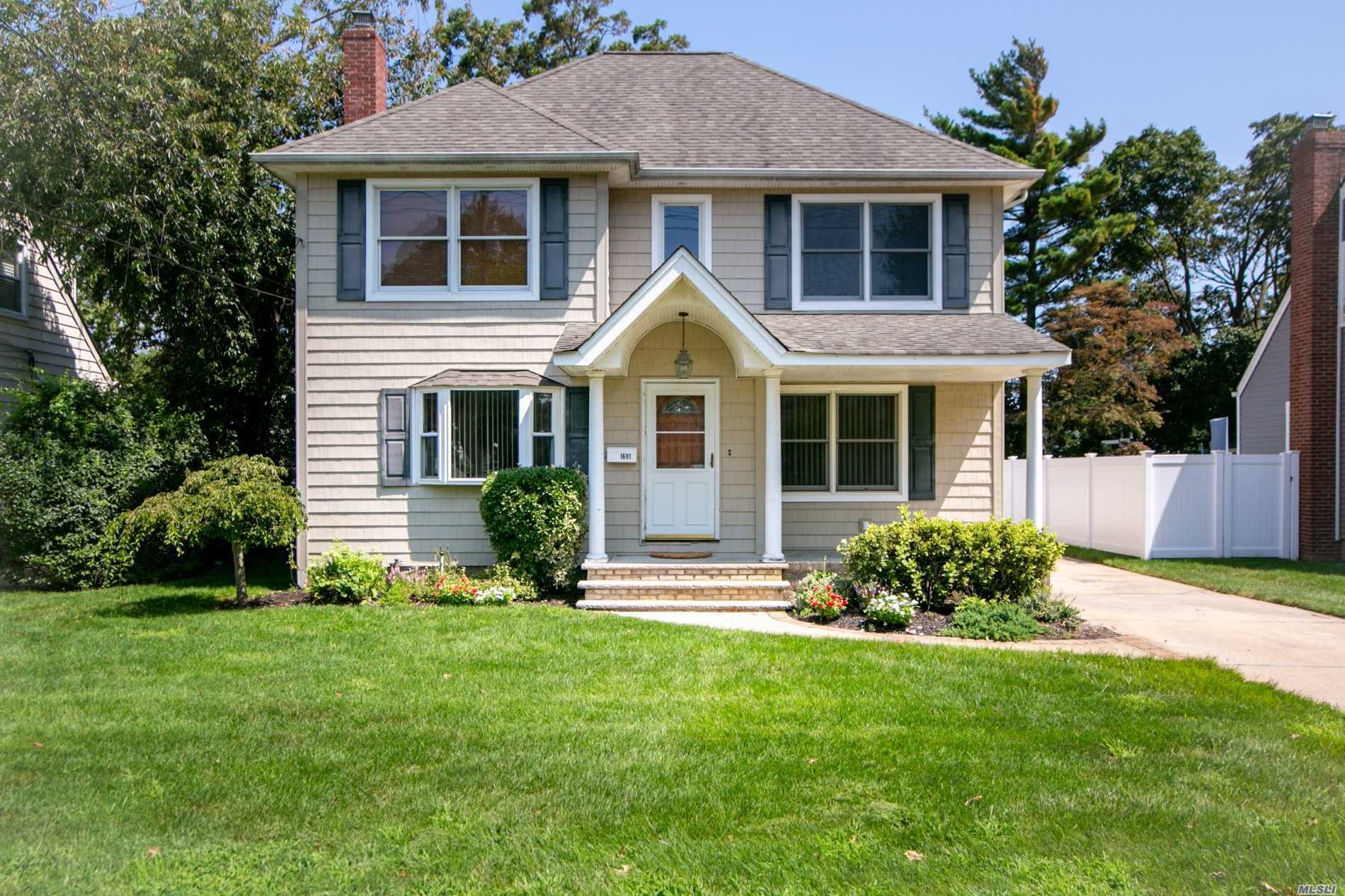 Property Photo:  1691 Roland Avenue  NY 11793 