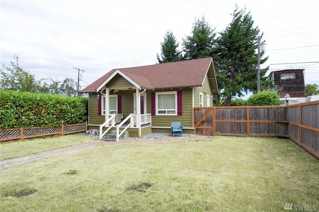 Property Photo:  1827 W 6th St  WA 98363 