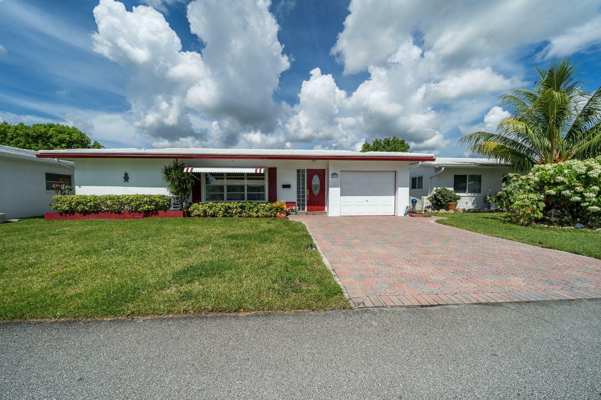 Property Photo:  5811 NW 83rd Terrace  FL 33321 