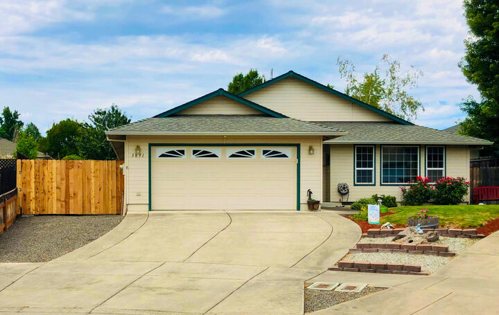 3891 Mallard Lane  Medford OR 97504 photo