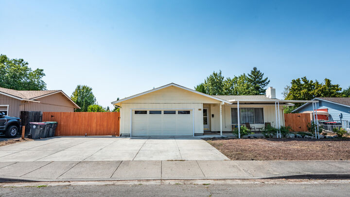 3087 Tahitian Avenue  Medford OR 97504 photo