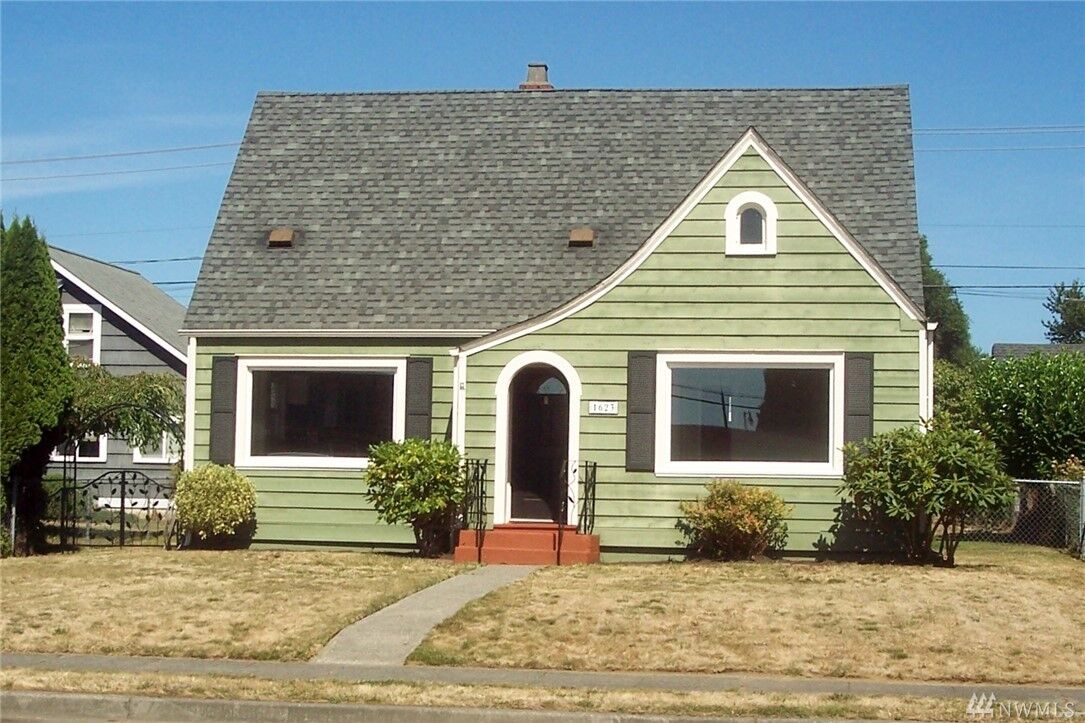 Property Photo: 1623 2nd Street NE WA 98270