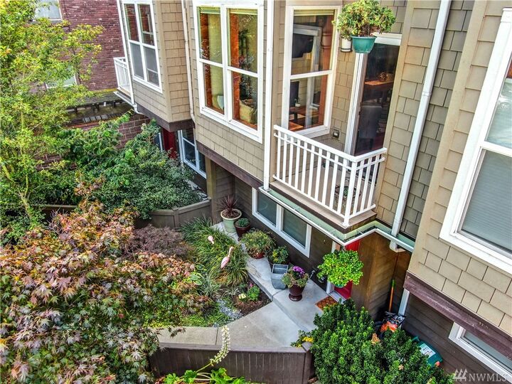 Property Photo:  1621  15th Avenue B  WA 98122 