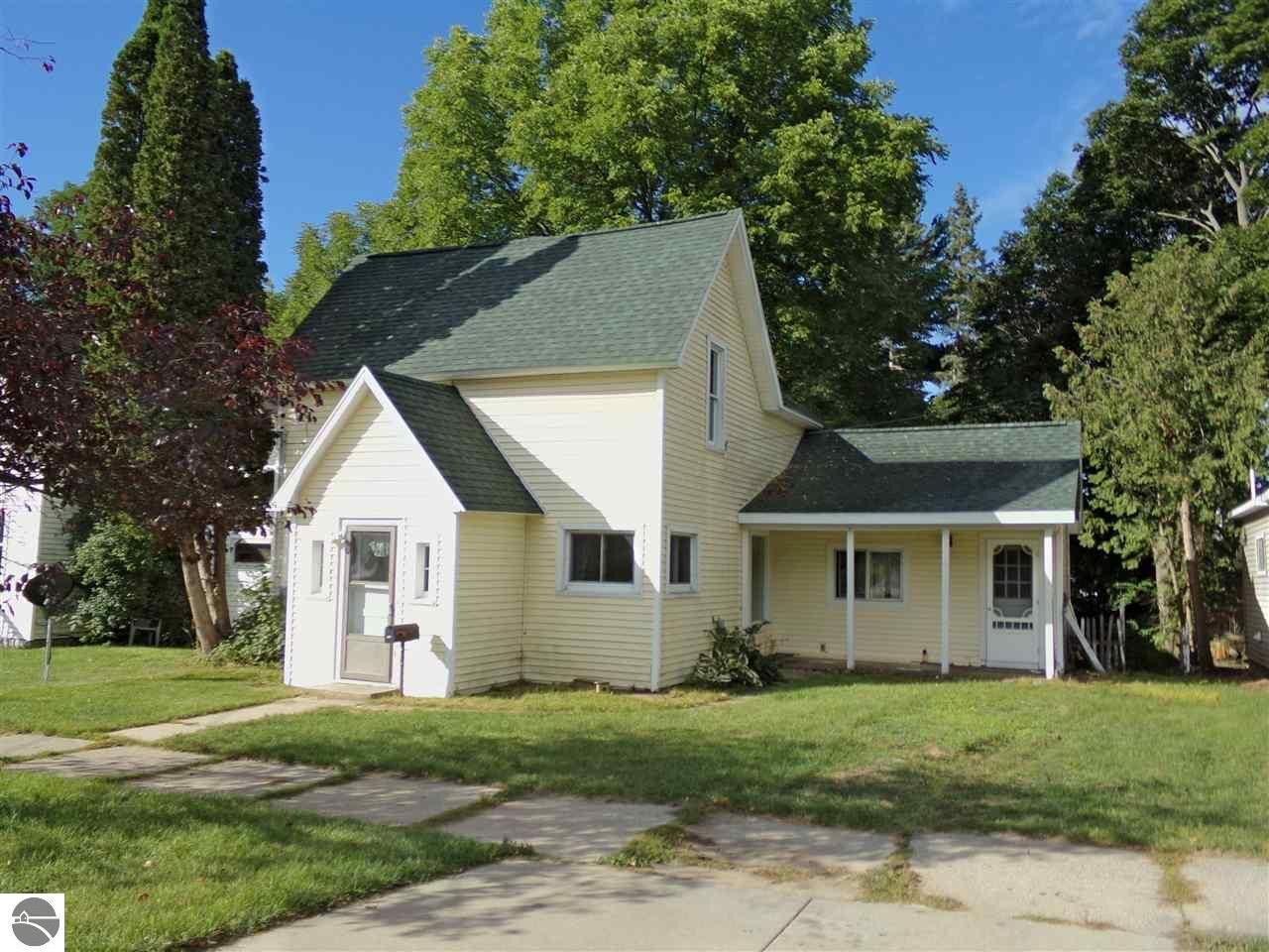 Property Photo:  808 Lynn Street  MI 49601 