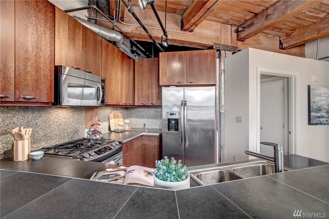 Property Photo: 1408 12th Avenue 202 WA 98122