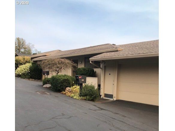 Property Photo: 40 Condolea Ct OR 97035