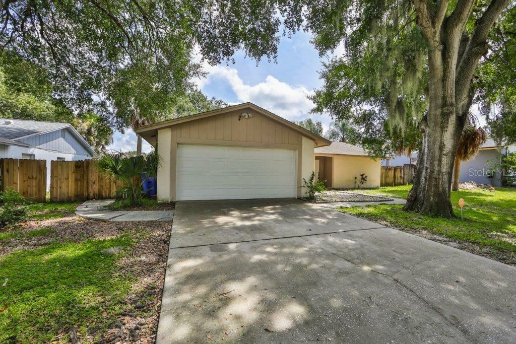 Property Photo: 2703 Manor Hill Drive FL 33511