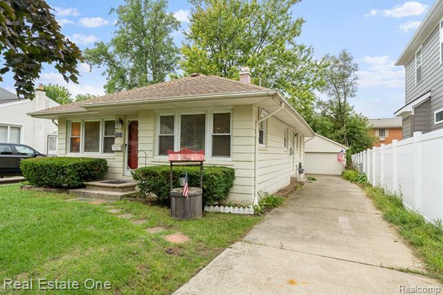 Property Photo:  829 Miller Avenue  MI 48307 