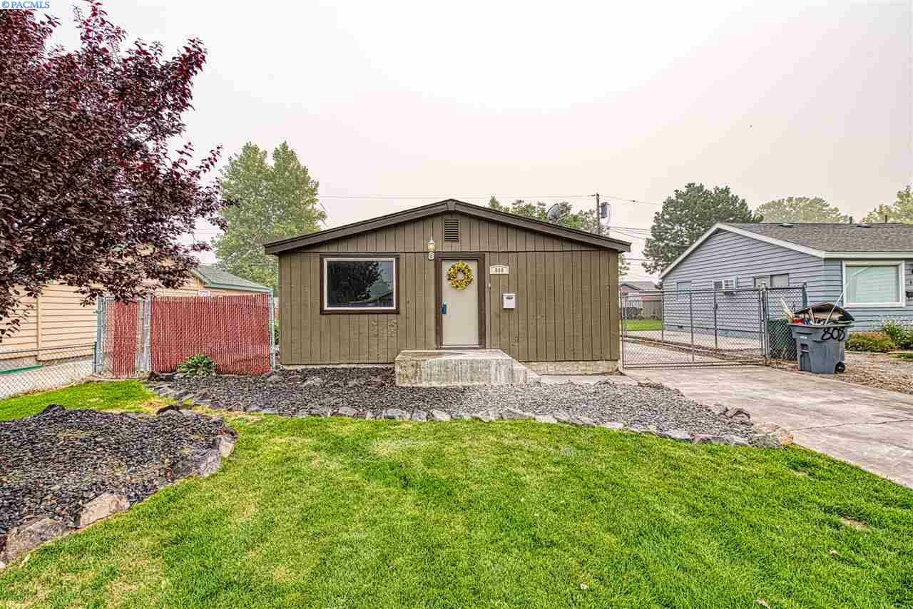 Property Photo:  808 Sanford Ave  WA 99352 