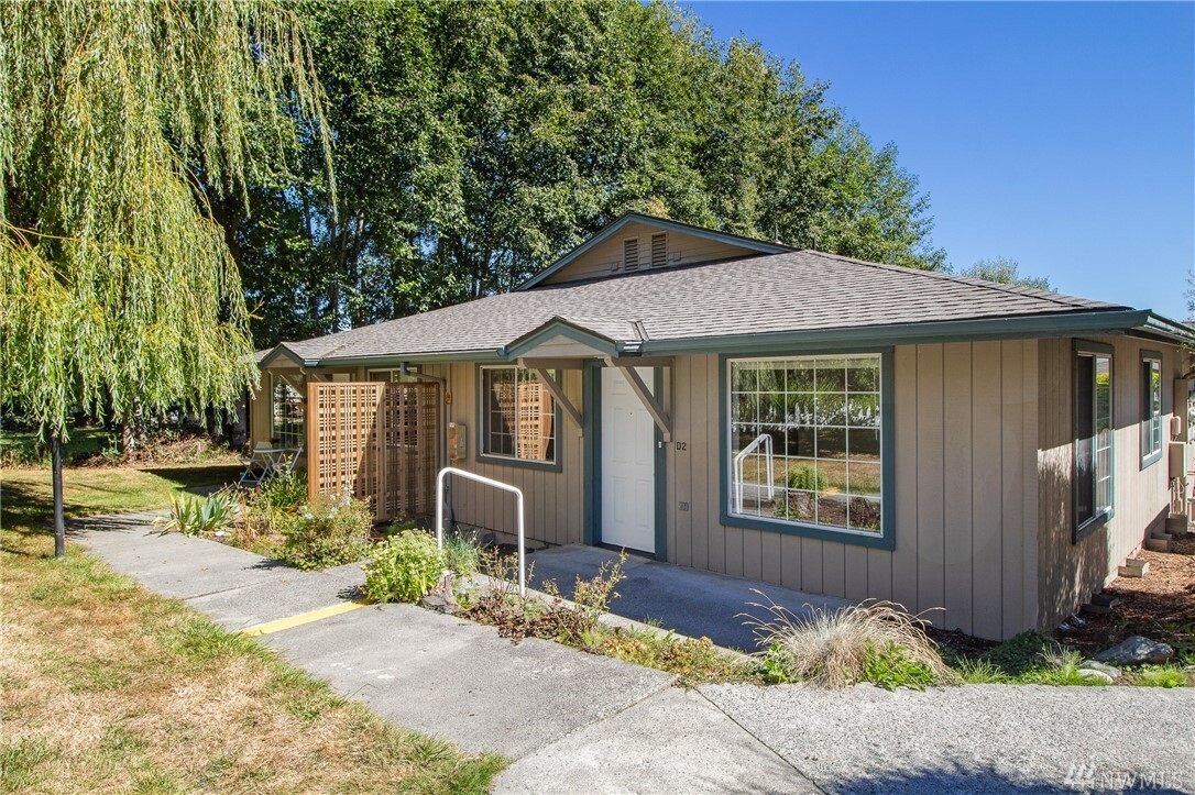 Property Photo:  360 Carter Ave D-2  WA 98250 