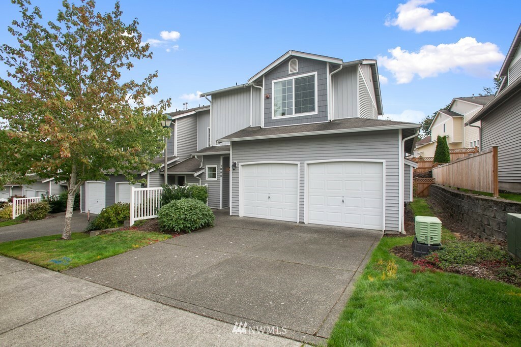 Property Photo:  2951 SE 10th Street 1008  WA 98058 