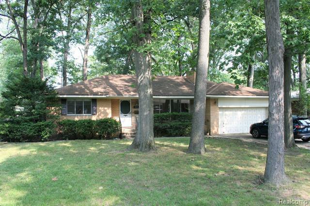 Property Photo:  19148 Greenwald Dr  MI 48075 