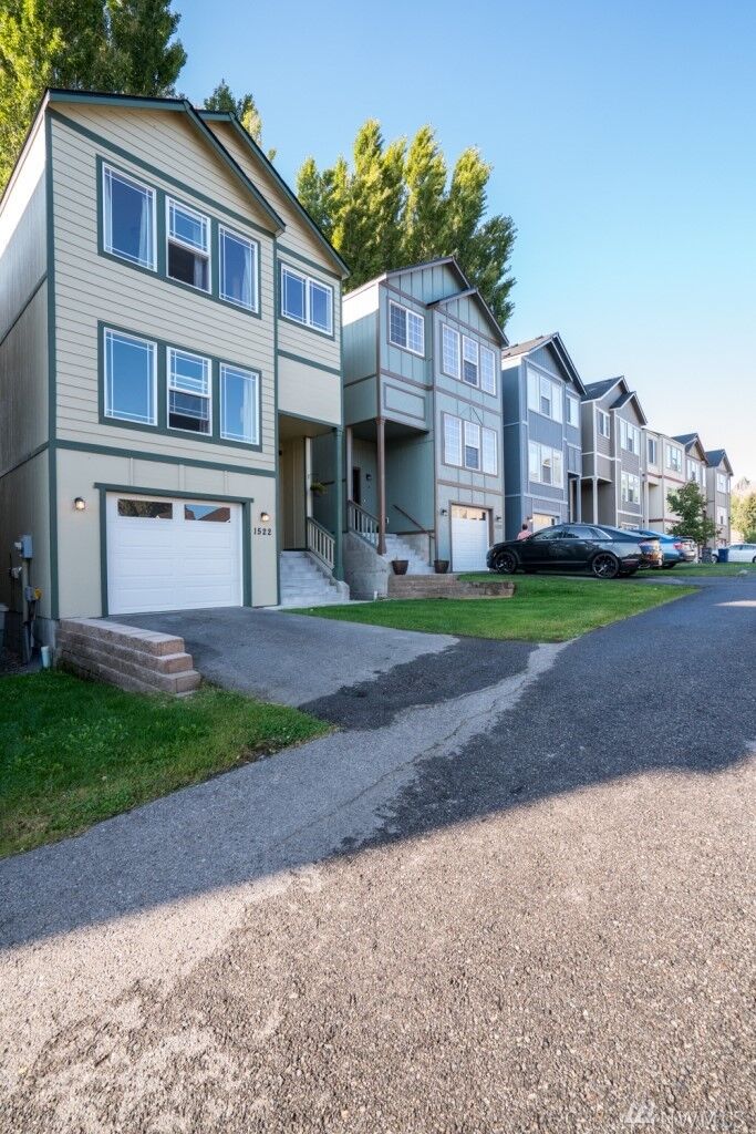 Property Photo:  1522  Historic Lane  WA 98801