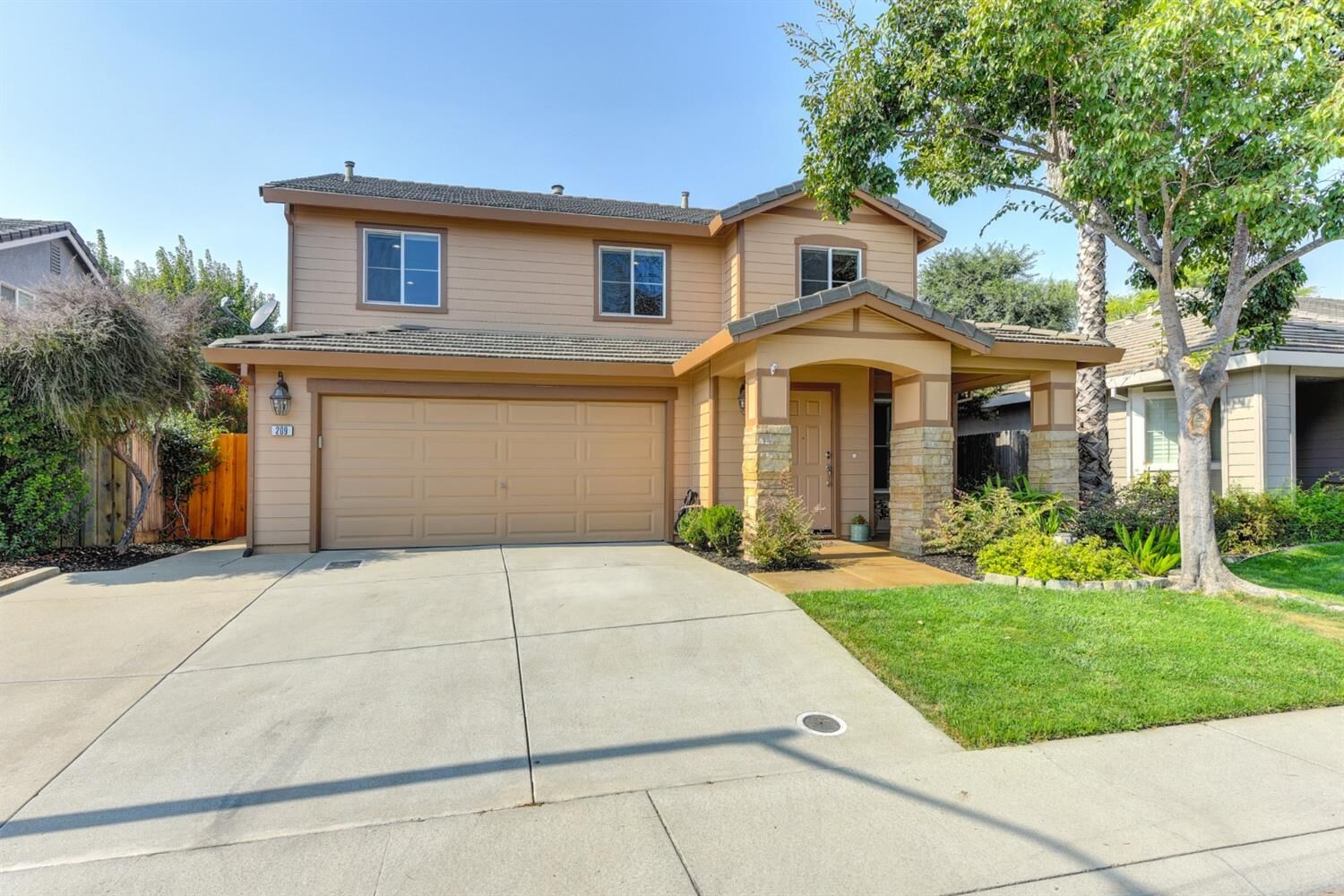 Property Photo: 209 Scepter Court CA 95747
