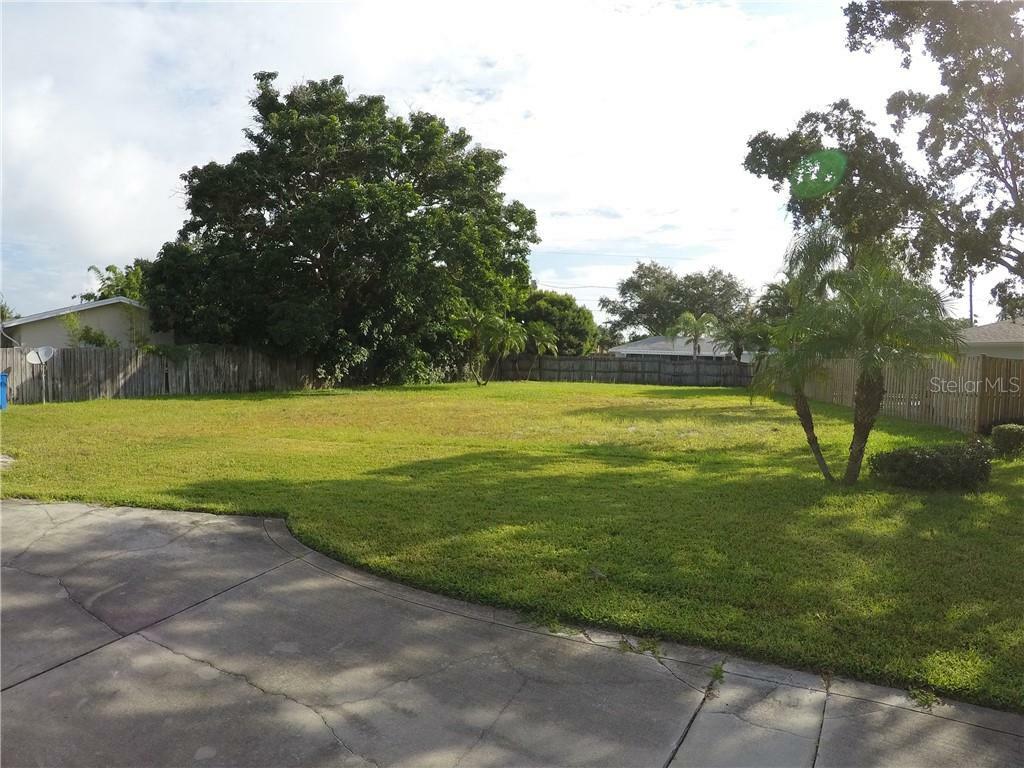 Property Photo:  1010 Eden Isle Drive NE  FL 33704 