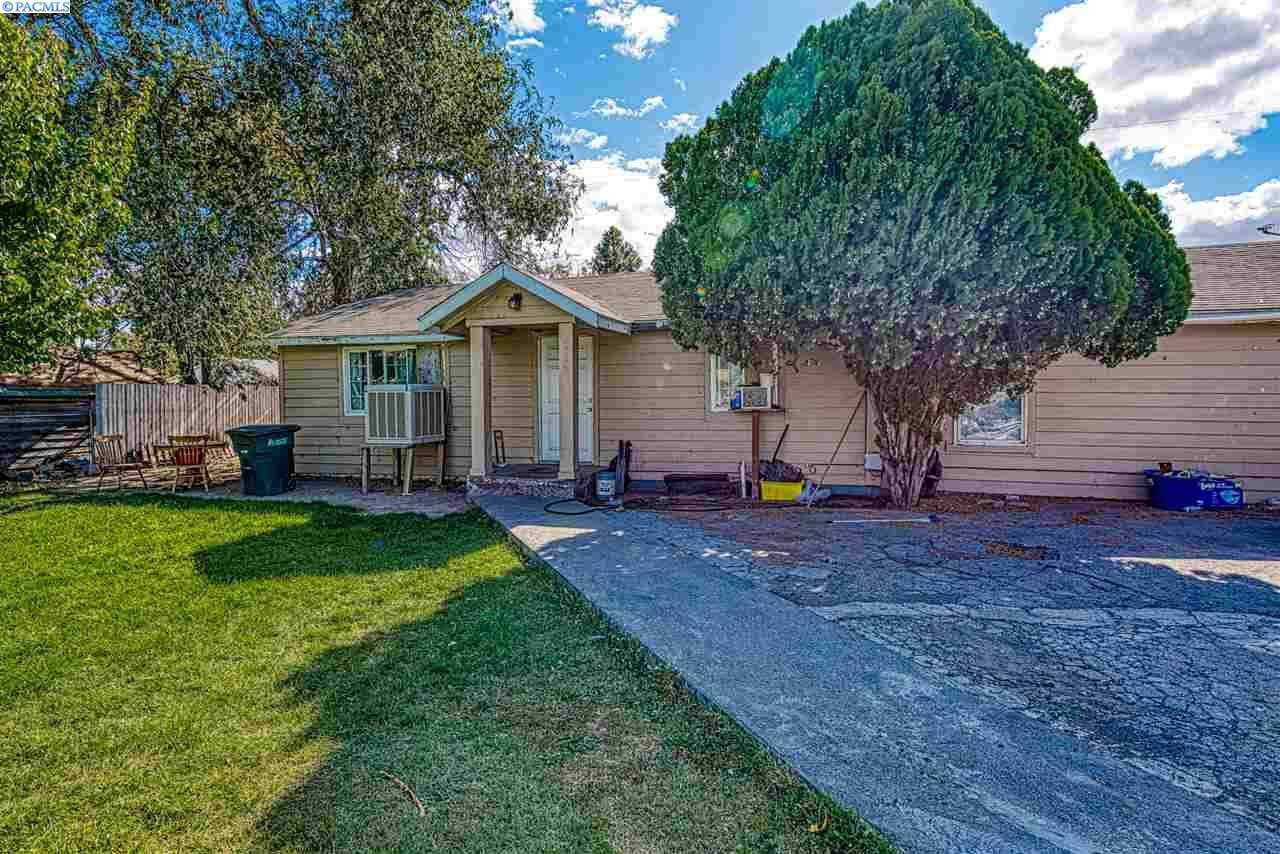 Property Photo:  220 Fern St  WA 98935 