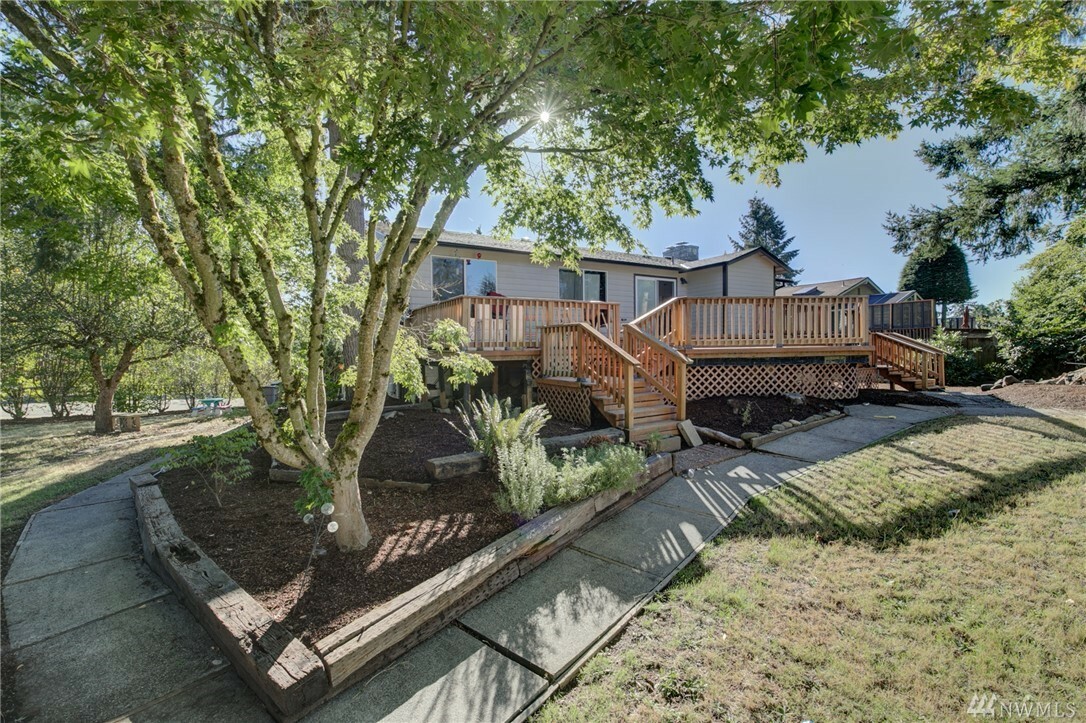 Property Photo:  16001 132nd Place SE  WA 98058 