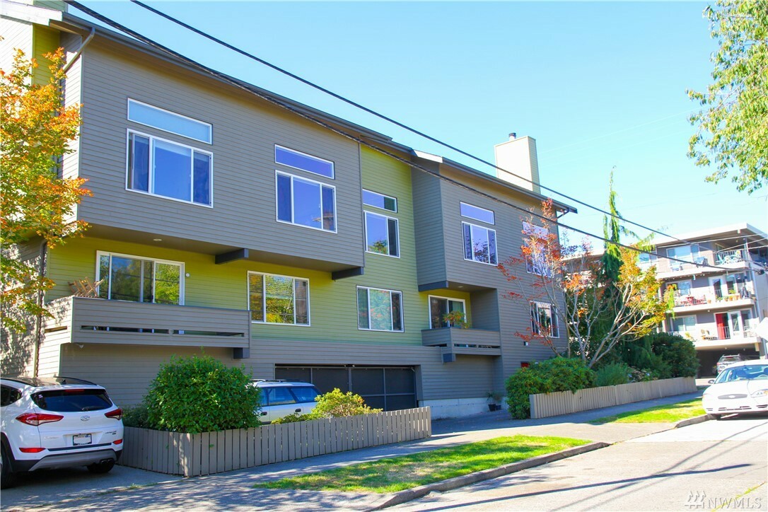 Property Photo: 1109 N Allen Place 203 WA 98013