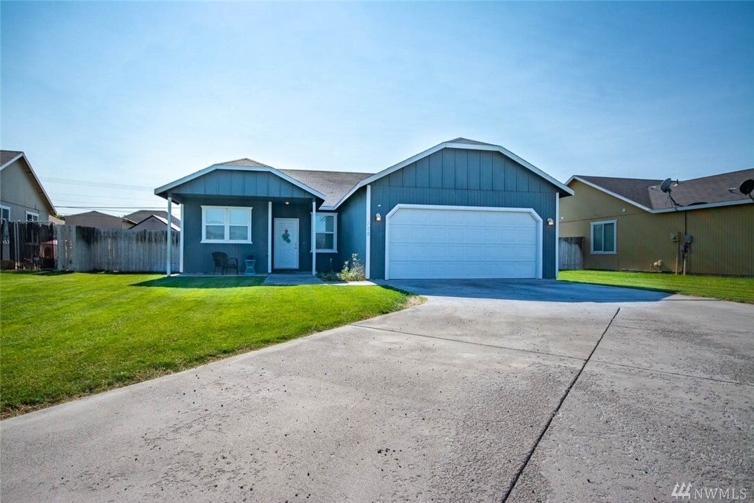Property Photo:  700 N Rockport Street  WA 98837 