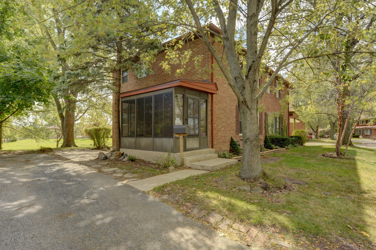 Property Photo: 19 Dunlap Road 19 IL 60466