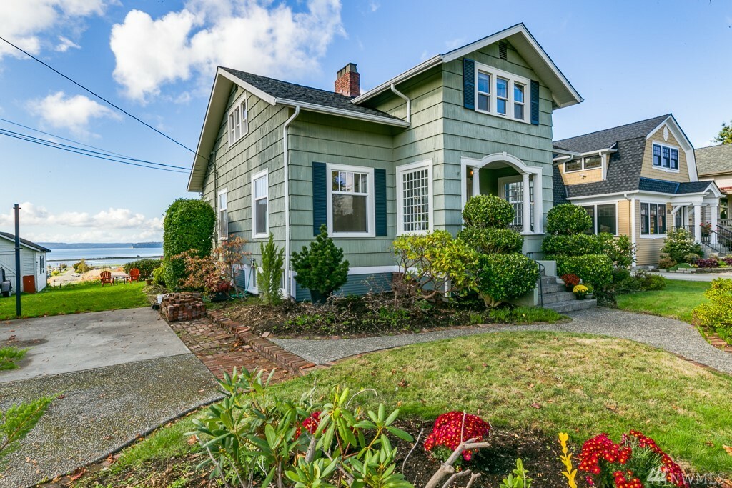 Property Photo:  1232 Grand Ave  WA 98201 