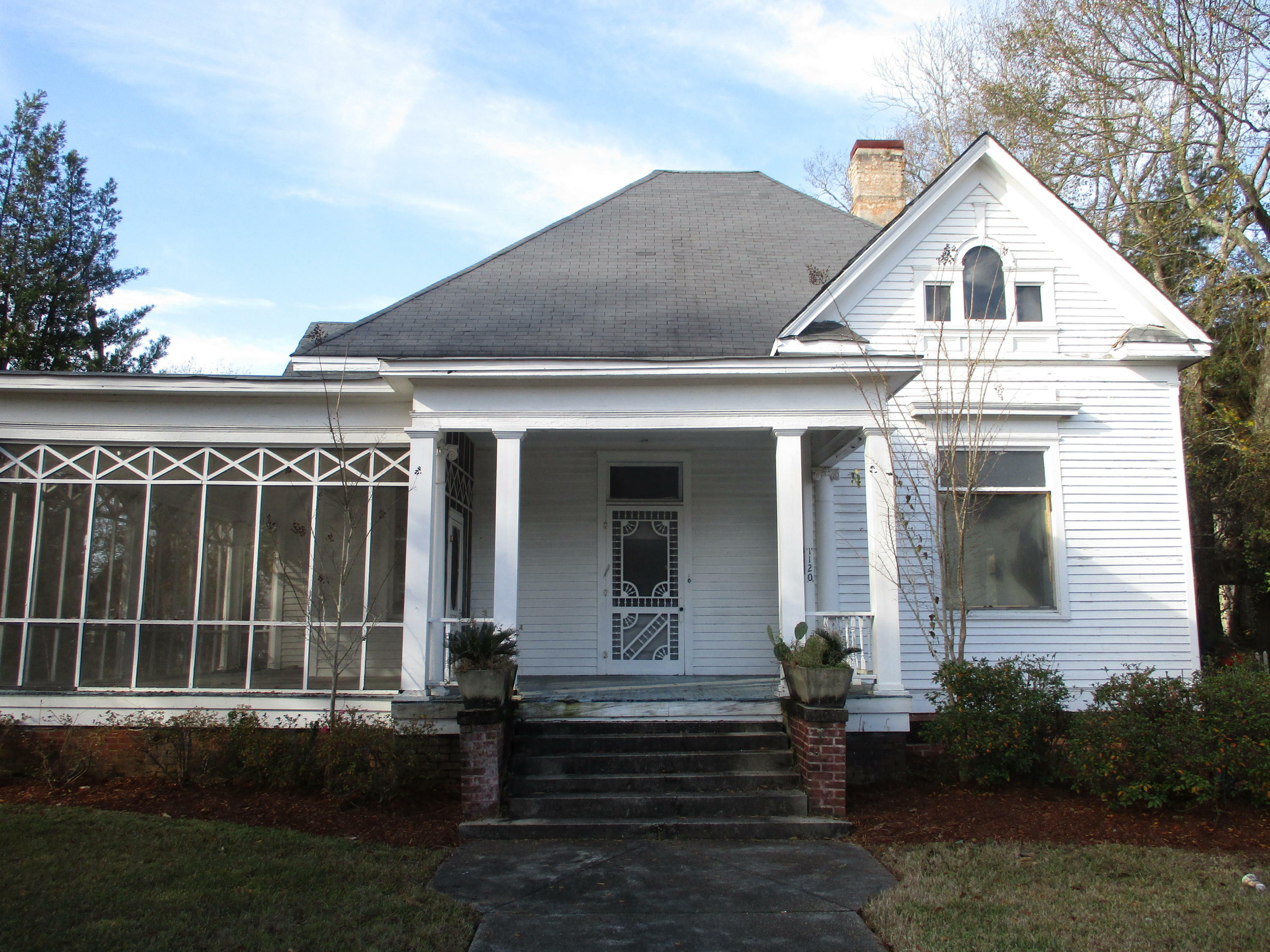 Property Photo:  1120 Main St.  MS 39401 
