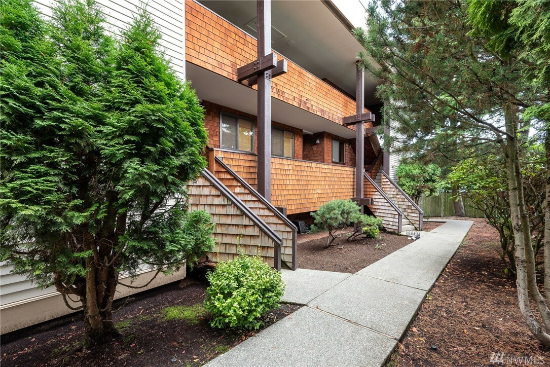 Property Photo:  740 N 32nd St 6  WA 98056 