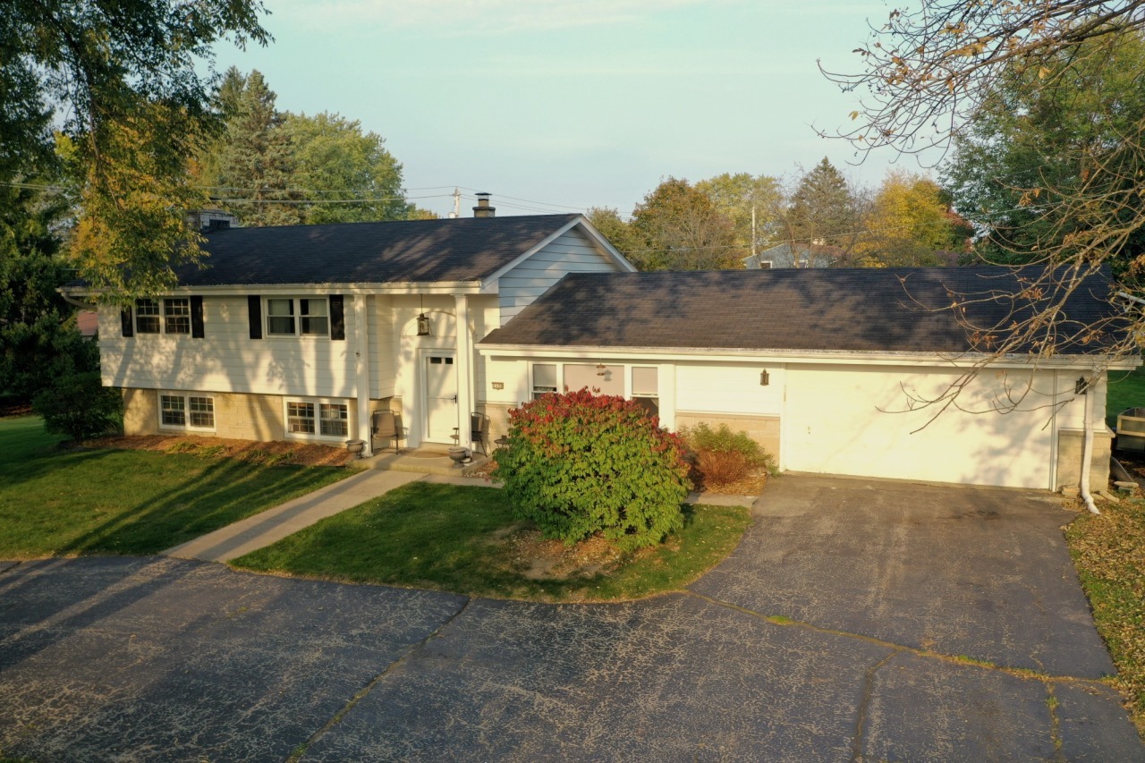 Property Photo: 1620 Greenview Dr WI 53045