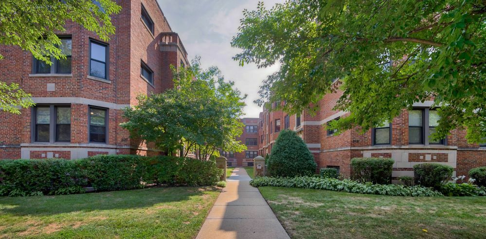Property Photo: 2125 Ridge Avenue 2C IL 60201