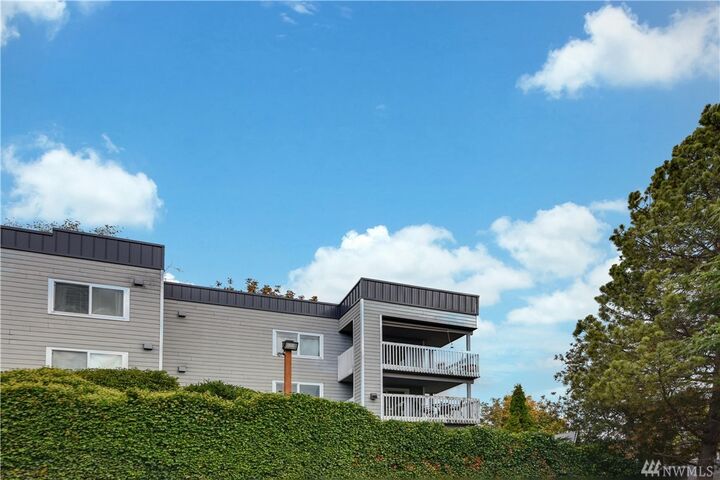 Property Photo:  15910 3rd Place SW H  WA 98166 