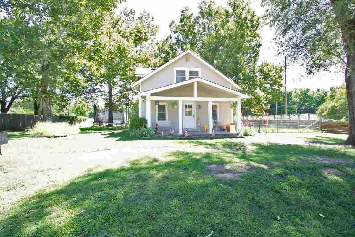 Property Photo:  206 N Linden St  KS 67013 