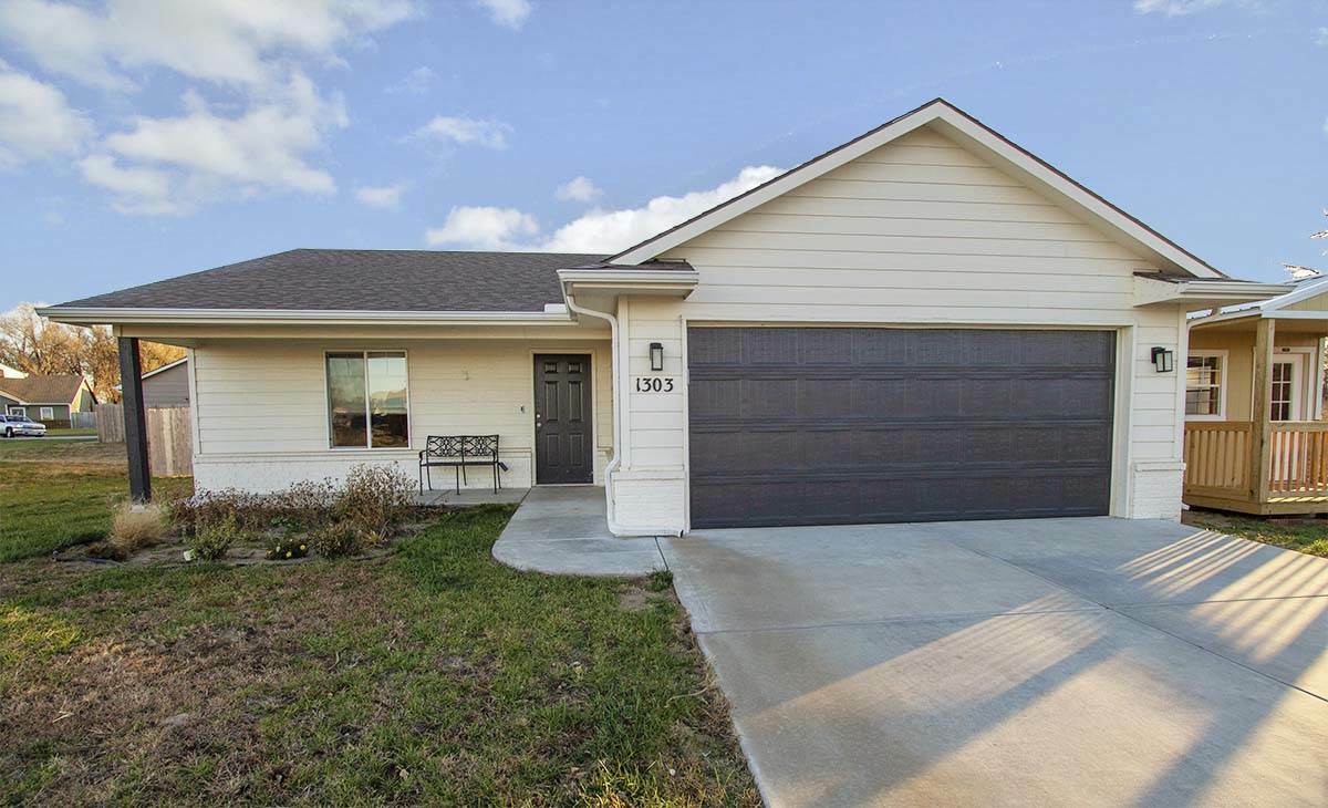 Property Photo: 1303 E Maywood St KS 67216