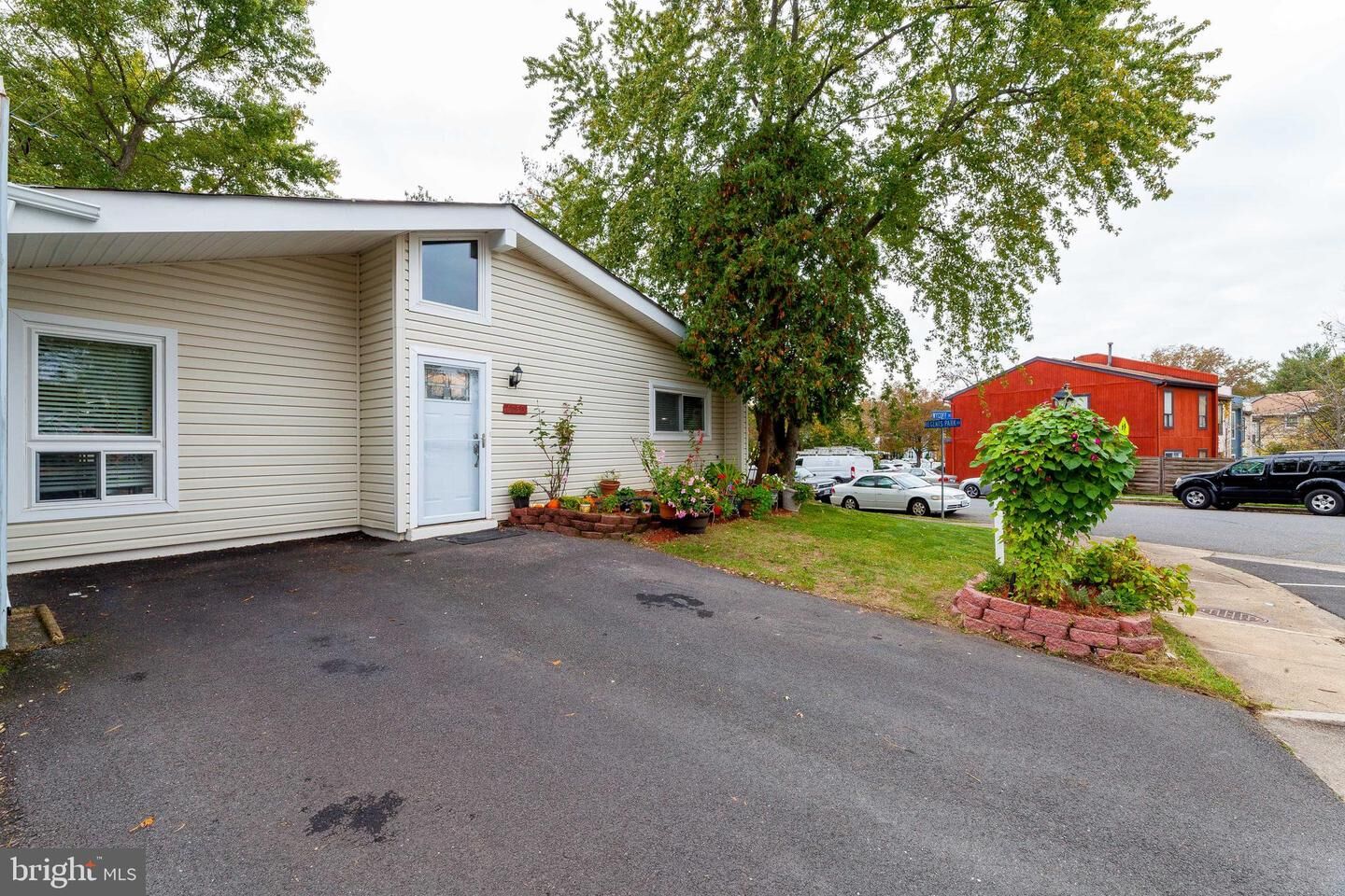 Property Photo: 6050 Wycoff Square VA 20120