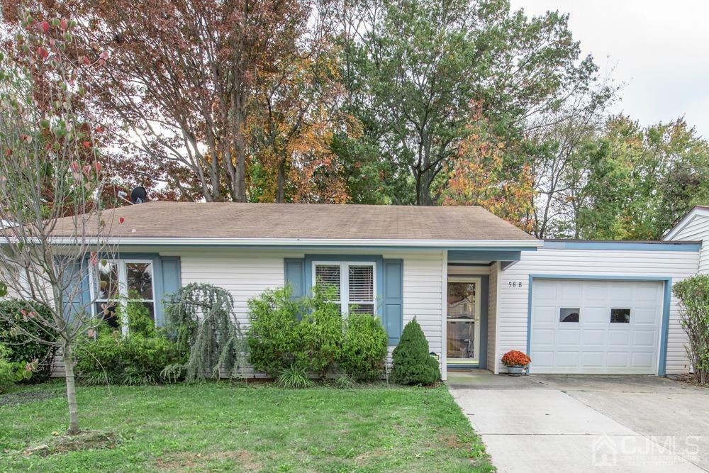 Property Photo:  58 Essex Road 58B  NJ 08831 