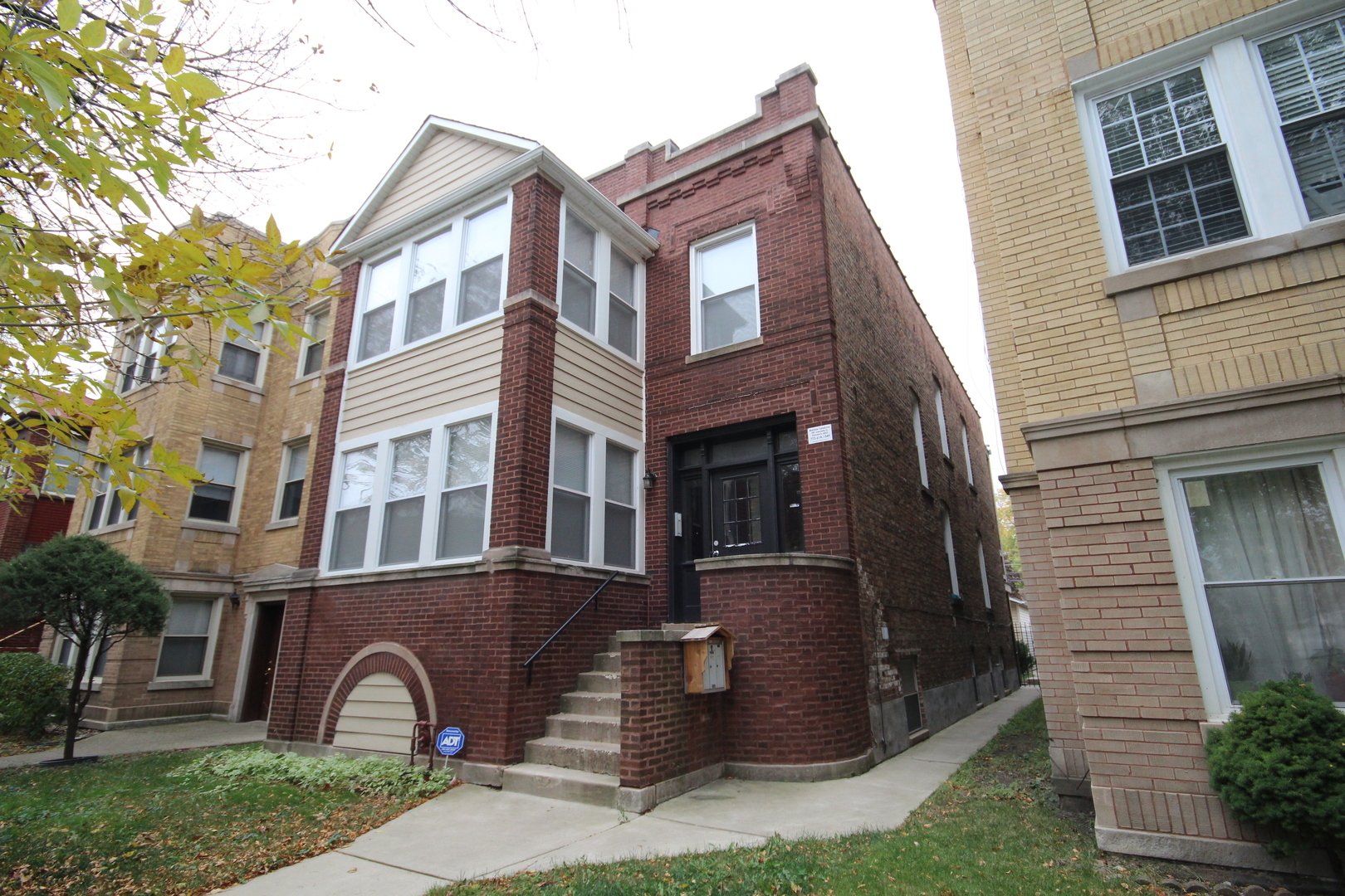 Property Photo: 4837 W Montrose Avenue IL 60641