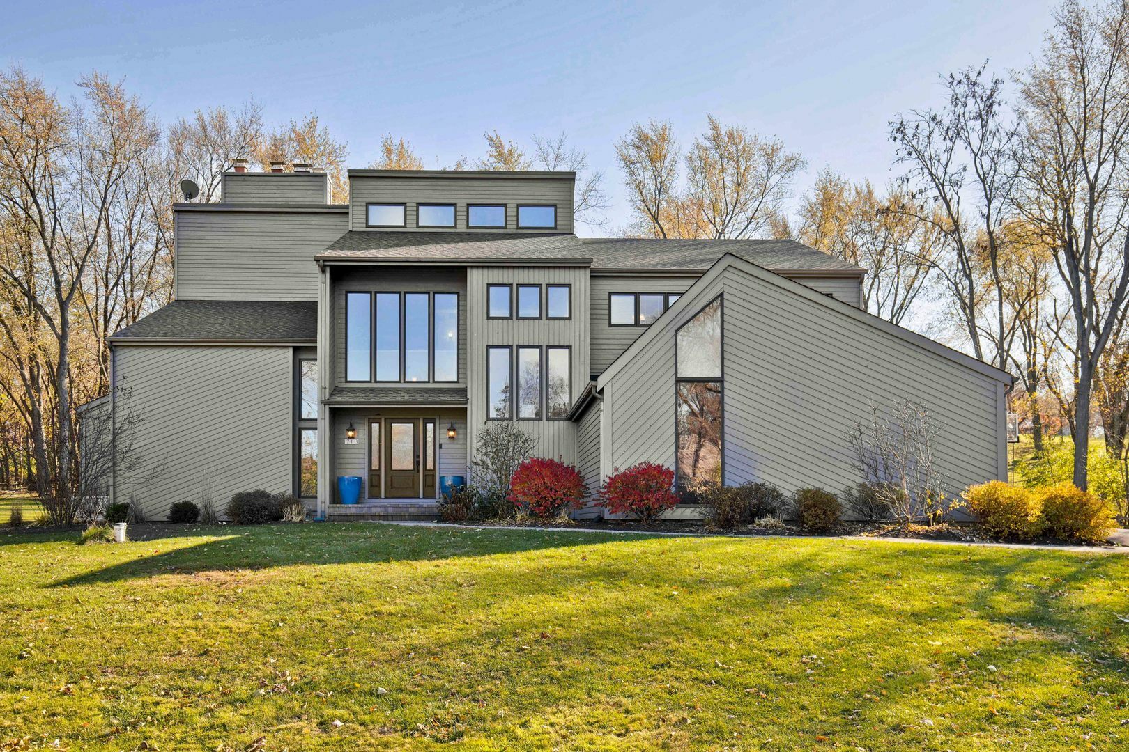 Property Photo: 713 Bark Court IL 60010
