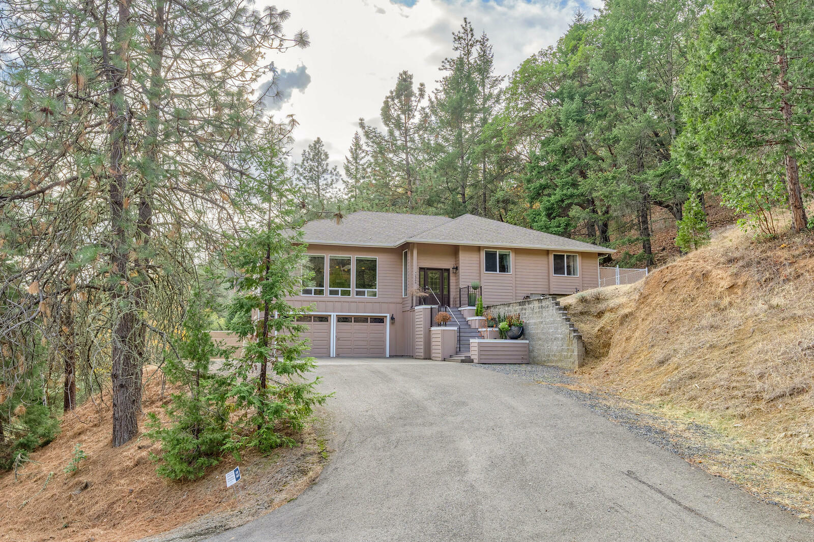 Property Photo:  2366 W Jones Creek Road  OR 97526 