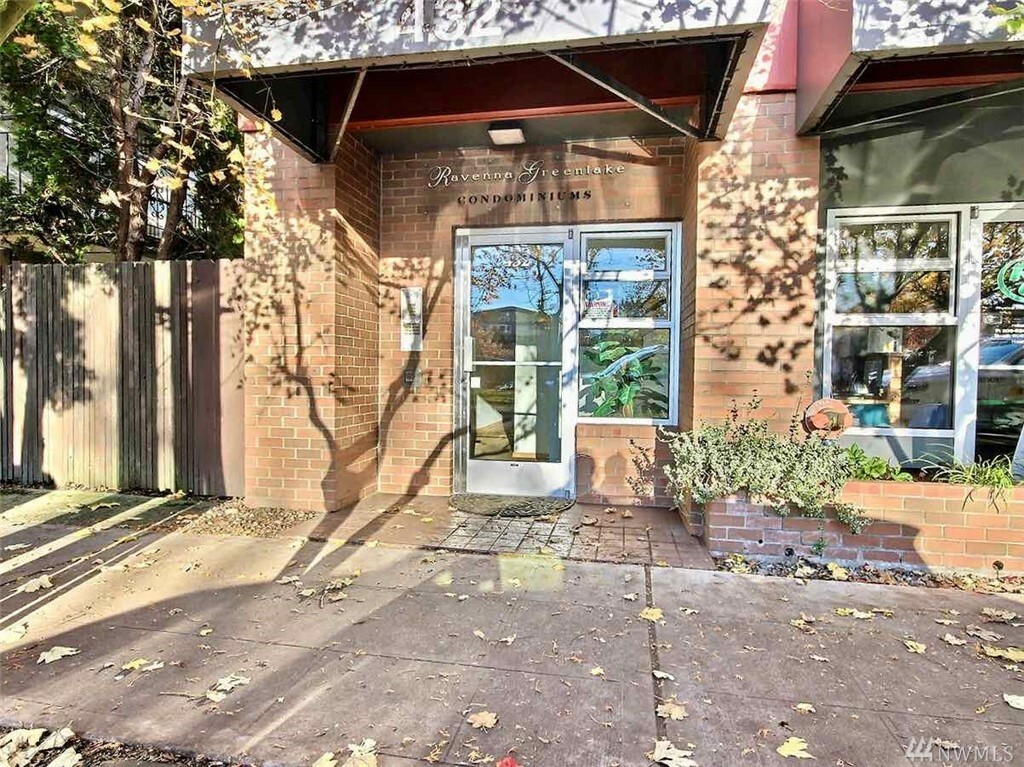 Property Photo:  432 NE Ravenna Blvd 201  WA 98115 