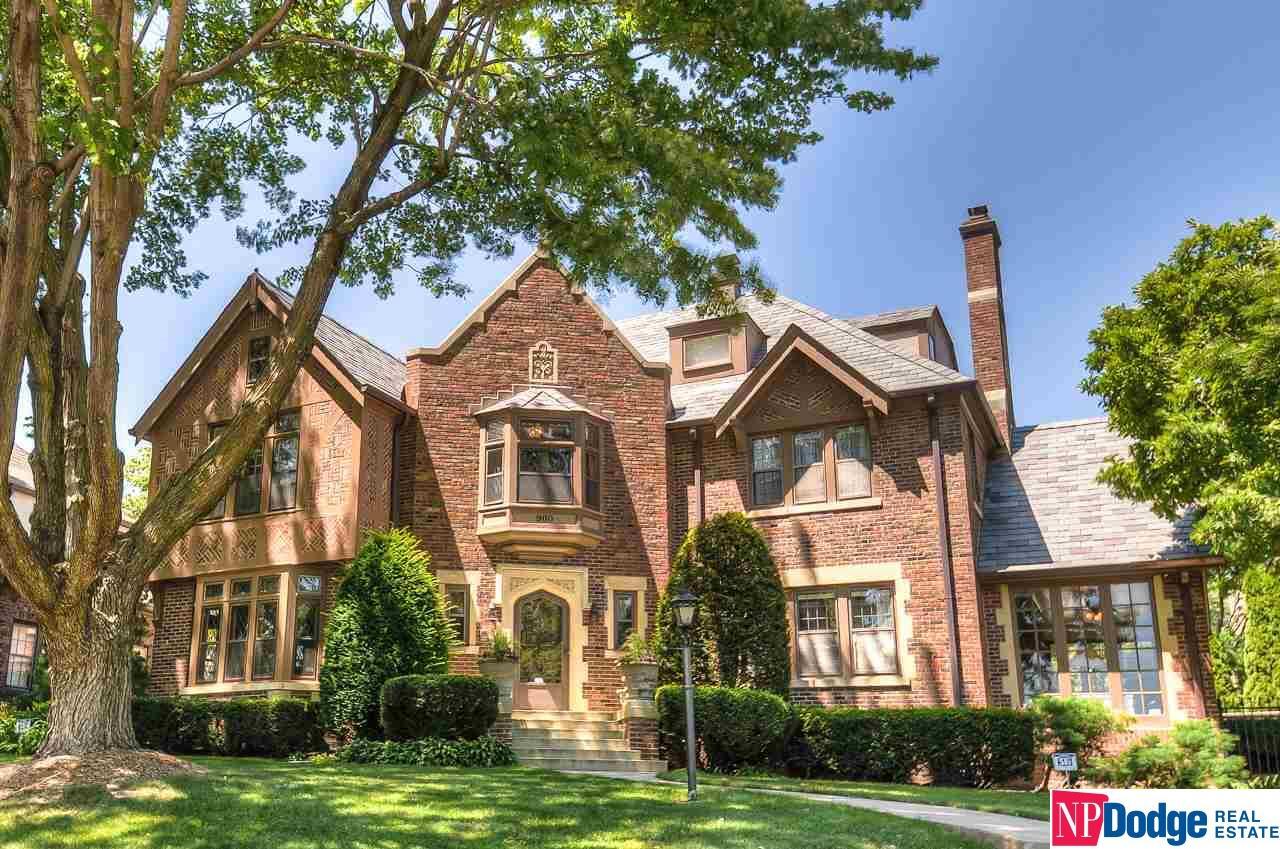 Property Photo: 900 N Happy Hollow NE 68132