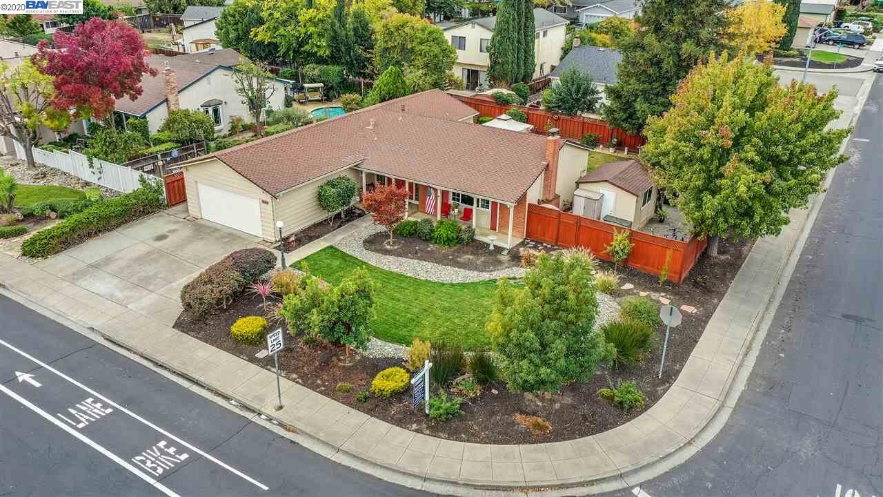 Property Photo: 627 Murdell Ln CA 94550