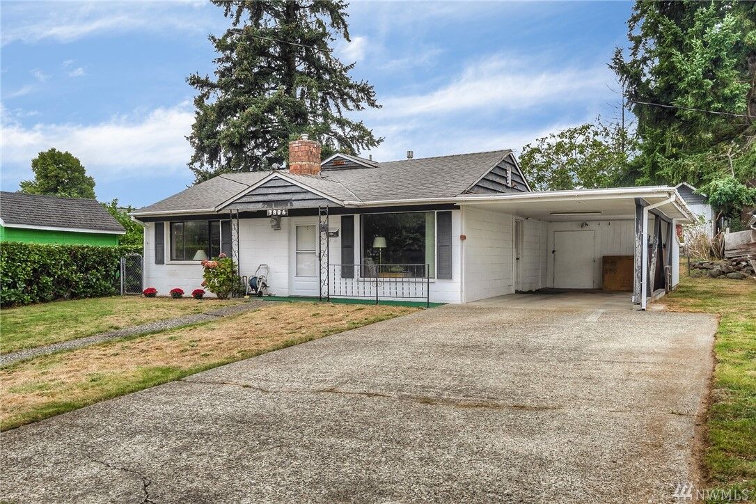 Property Photo:  3806 NE 7th St  WA 98056 
