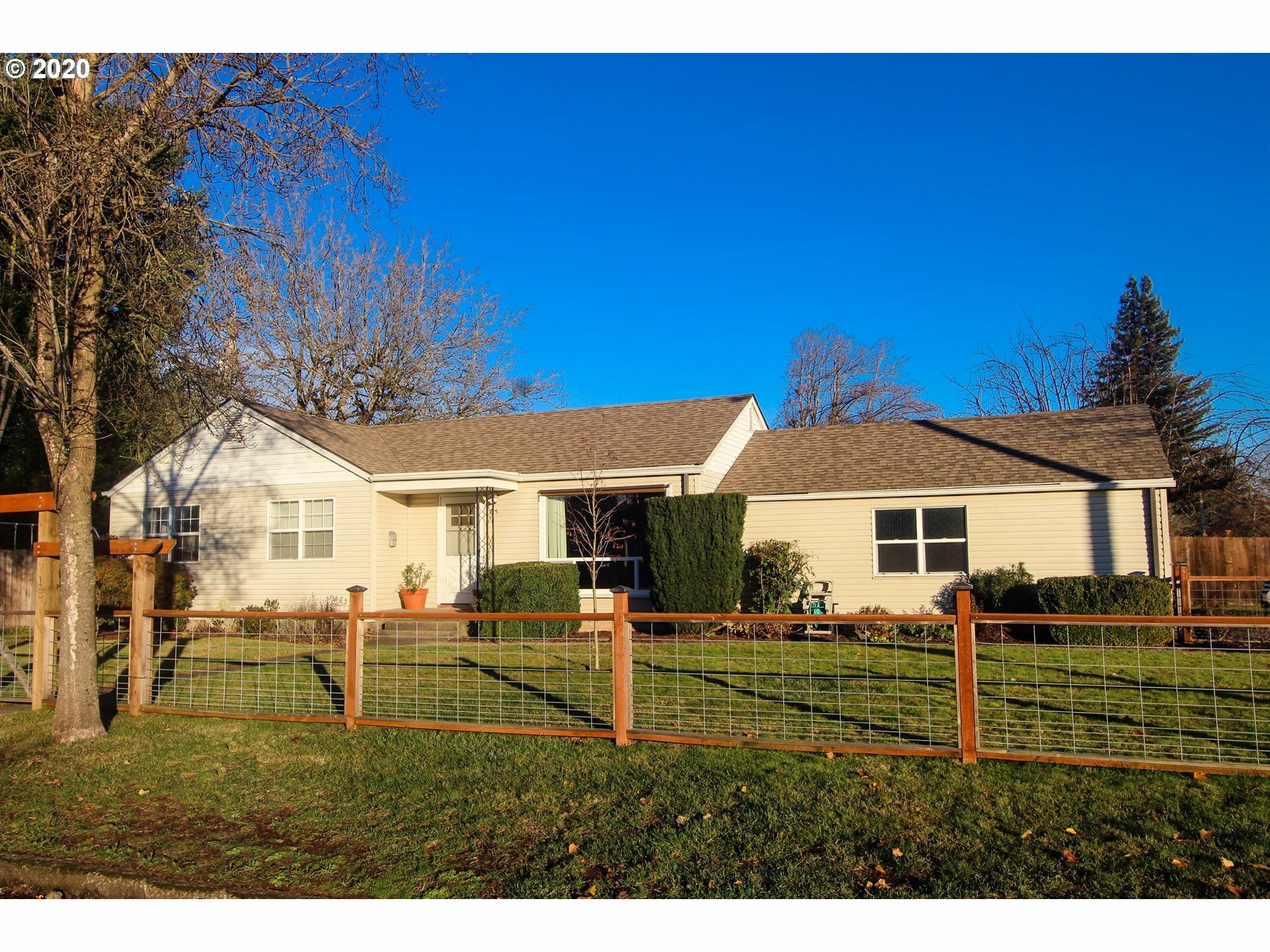 Property Photo: 715 Fairfield Ave OR 97402