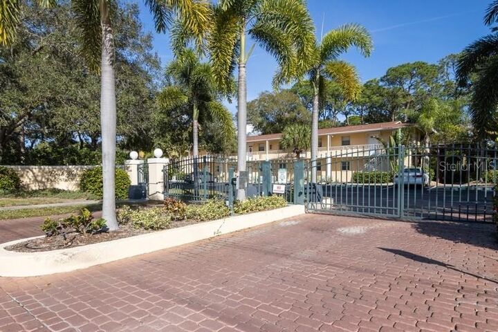 Property Photo:  942 La Costa Circle 9  FL 34237 