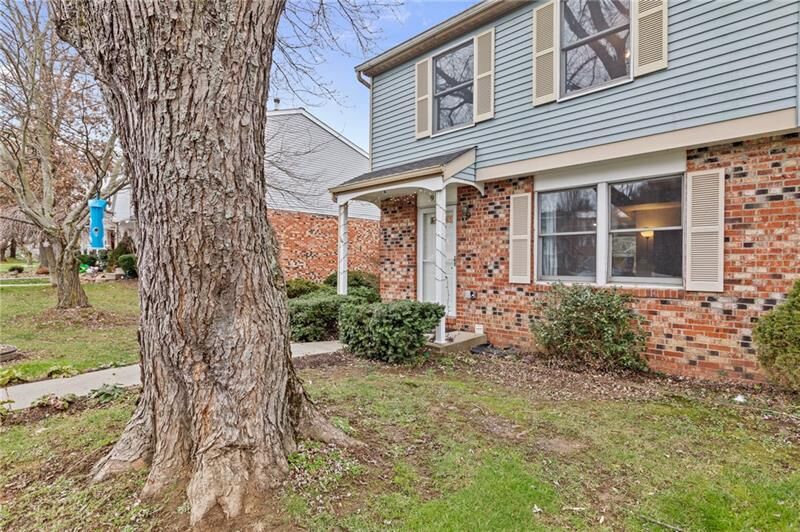 Property Photo:  930 Lynwood Ct  PA 16066 