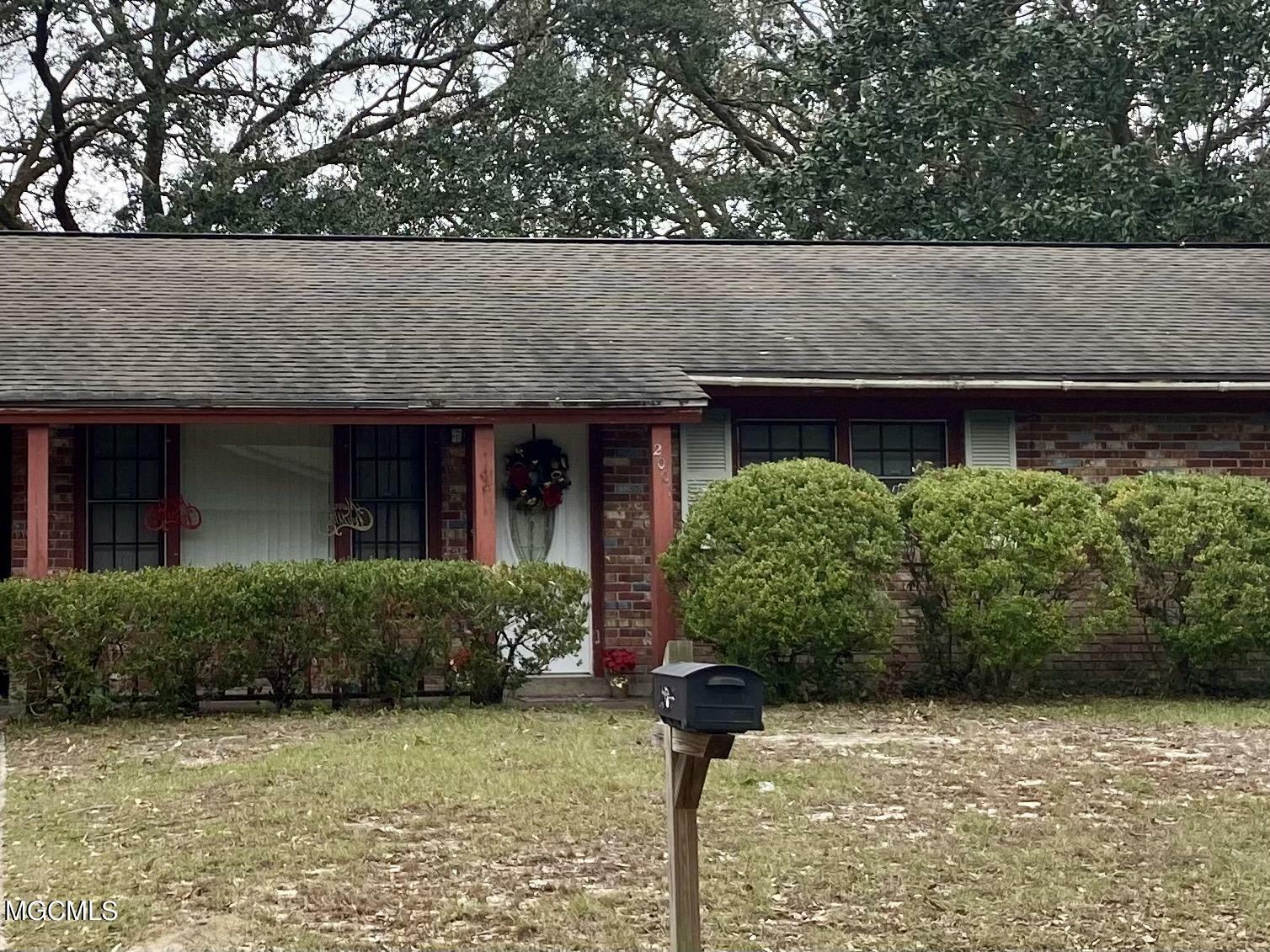 Property Photo:  2001 Hand Drive  MS 39507 