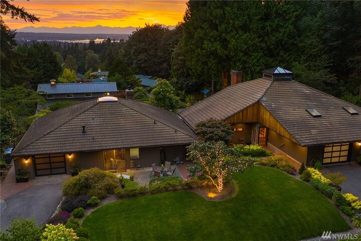 Property Photo: 12210 NE 39th St WA 98005