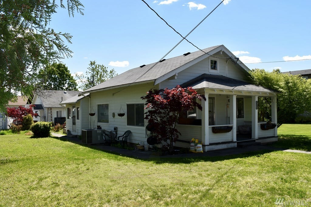 Property Photo:  116 SE 3rd Ave  WA 99324 